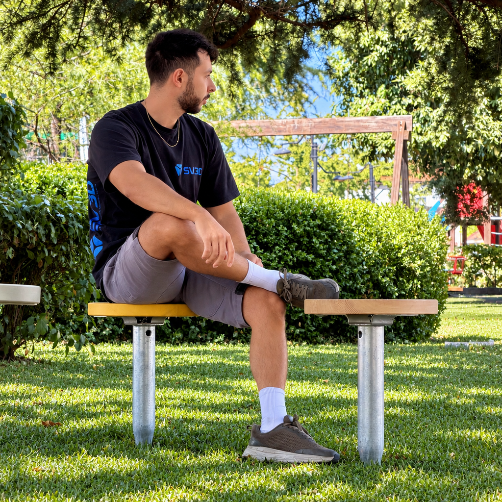 KAVO — Sgabello a vite in legno e acciaio per spazi verdi
