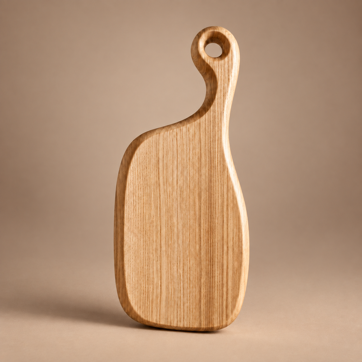 Tagliere in frassino con manico e forma incurvata – 18 × 28 cm