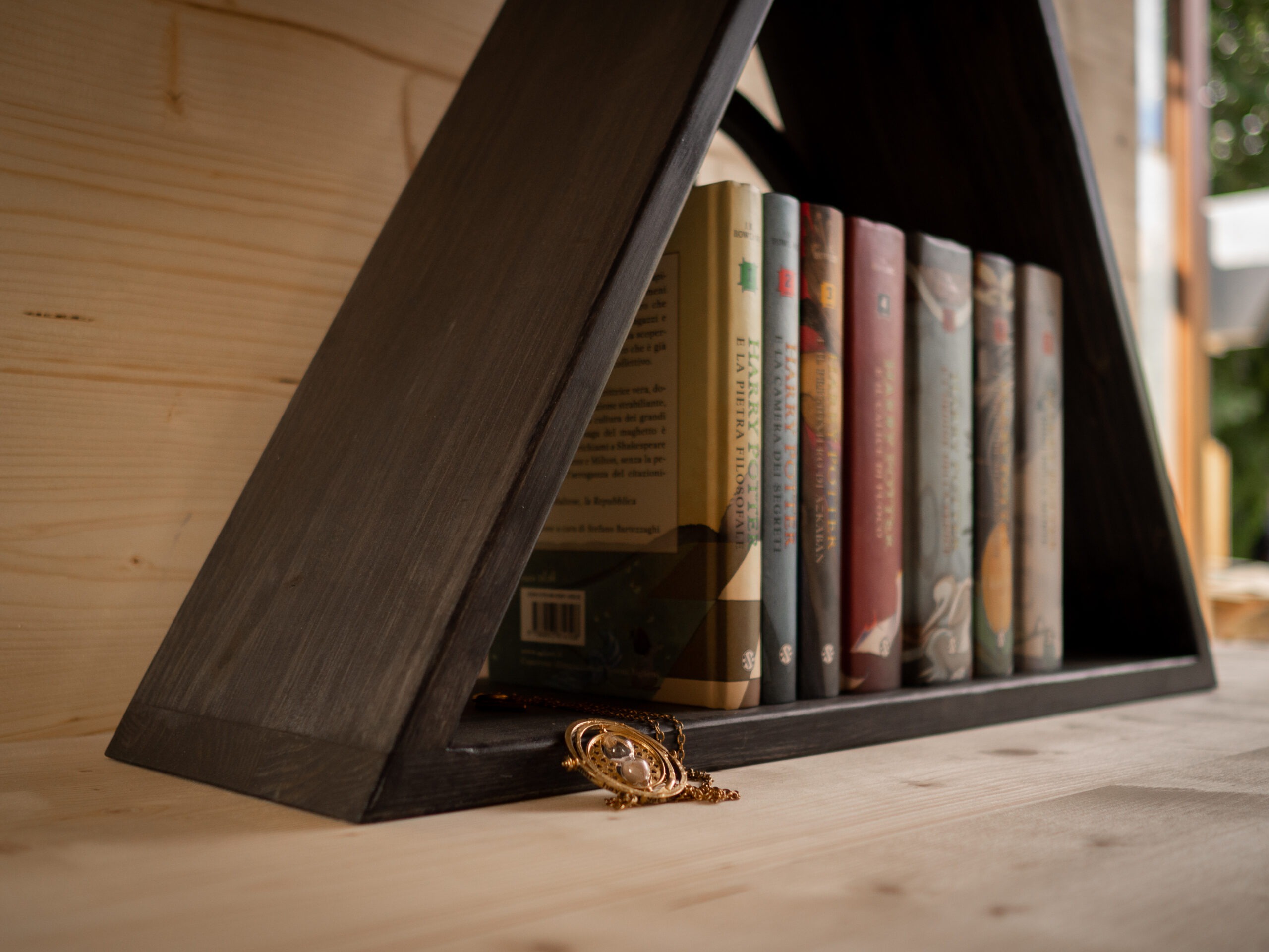 Design libreria Doni della Morte in abete naturale