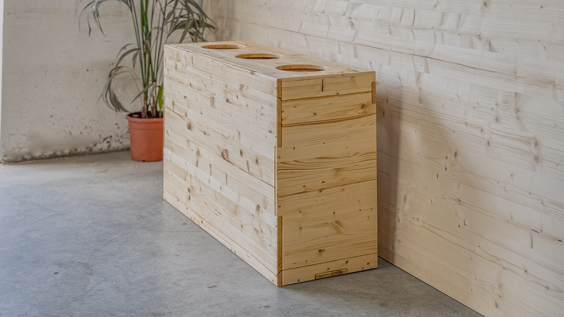 Dettaglio delle incisioni personalizzabili sul top del cestino per differenziata in legno.