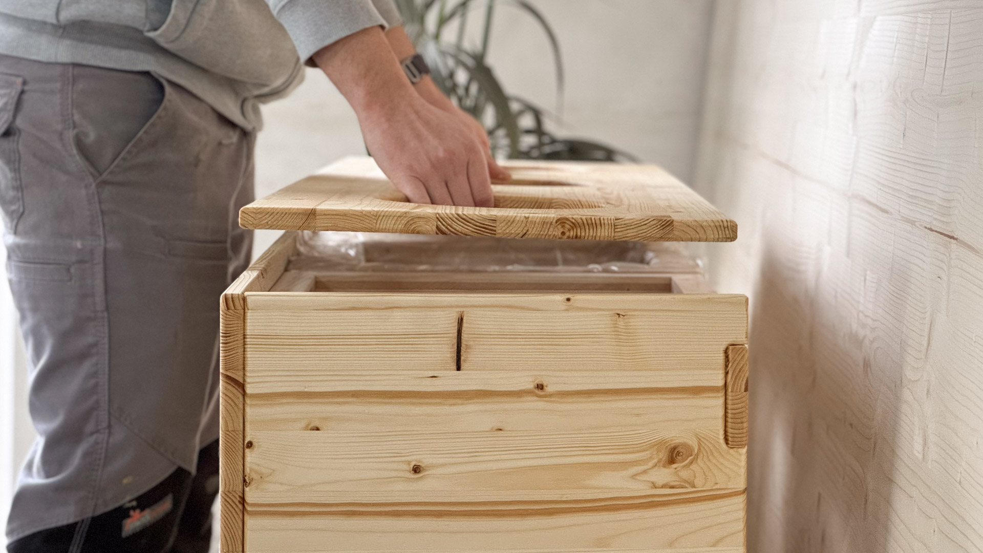 Dettaglio delle incisioni personalizzabili sul top del cestino per differenziata in legno.