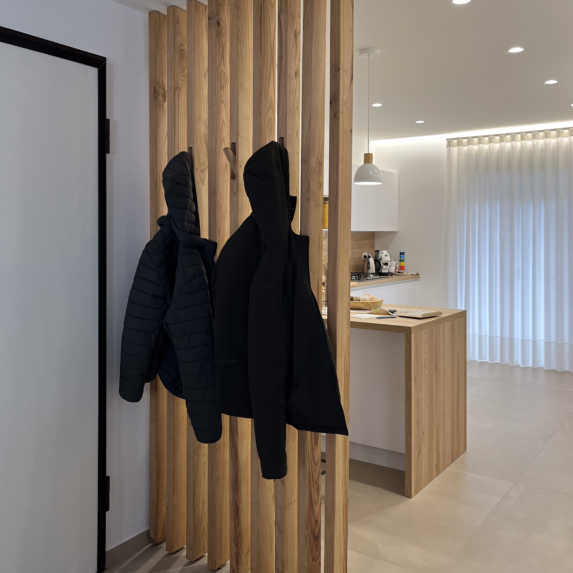 Parete divisoria in legno su misura naturale installata in soggiorno