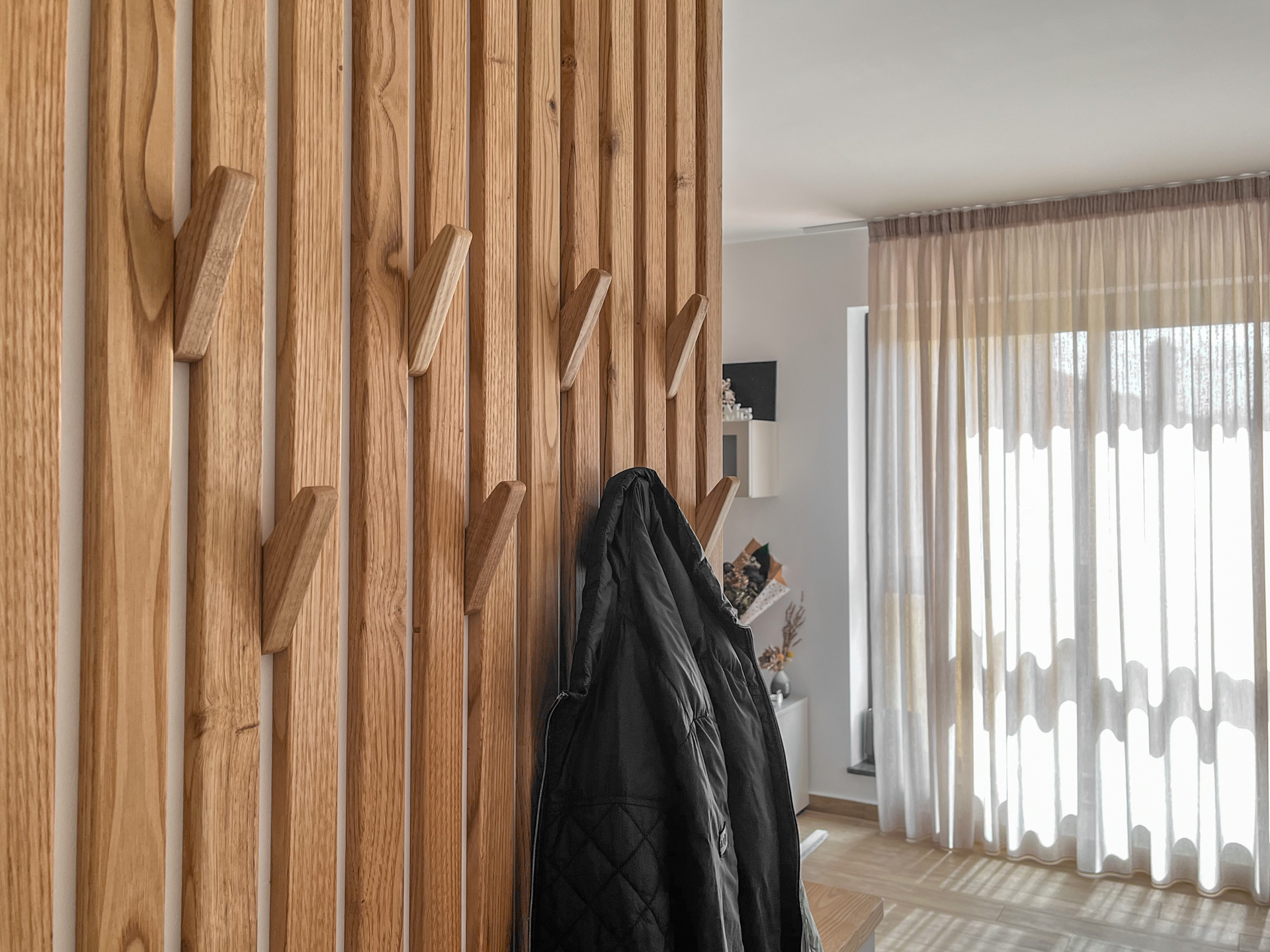 Appendiabiti da muro in legno