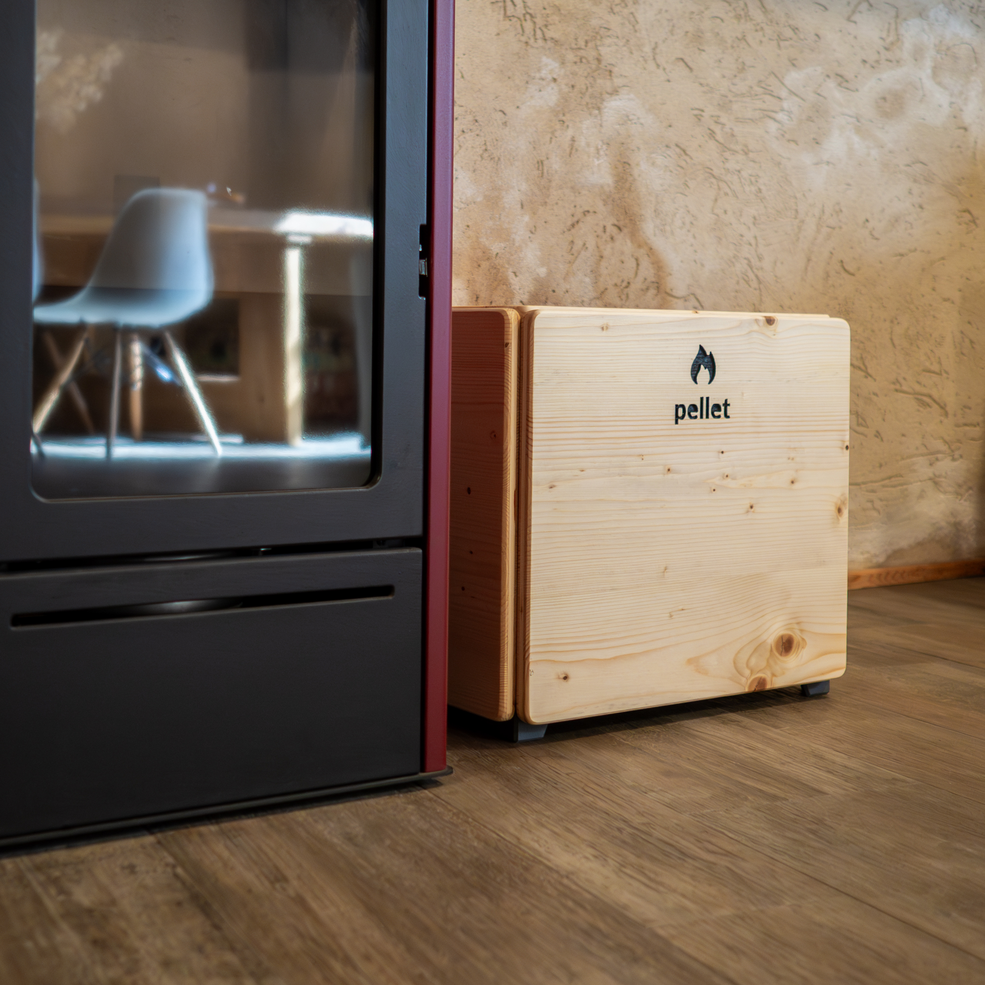 Porta pellet montato come seduta in legno di abete