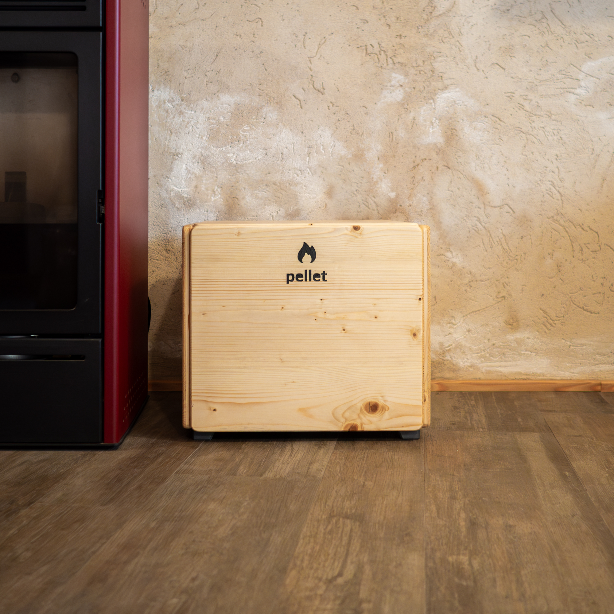 Porta pellet in legno con capacità di 40 kg, utilizzato come contenitore