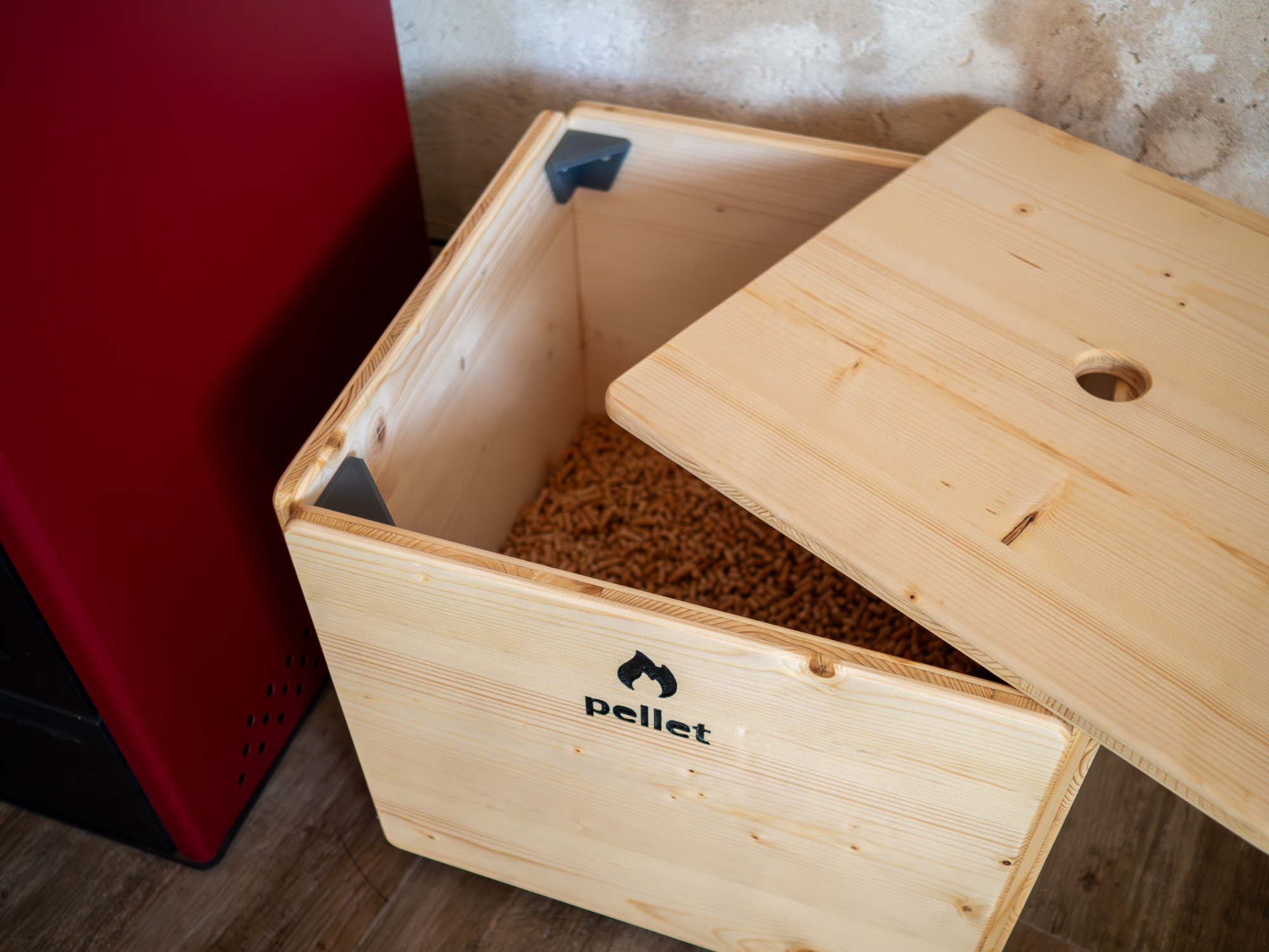 Porta pellet in legno con capacità di 40 kg, utilizzato come contenitore