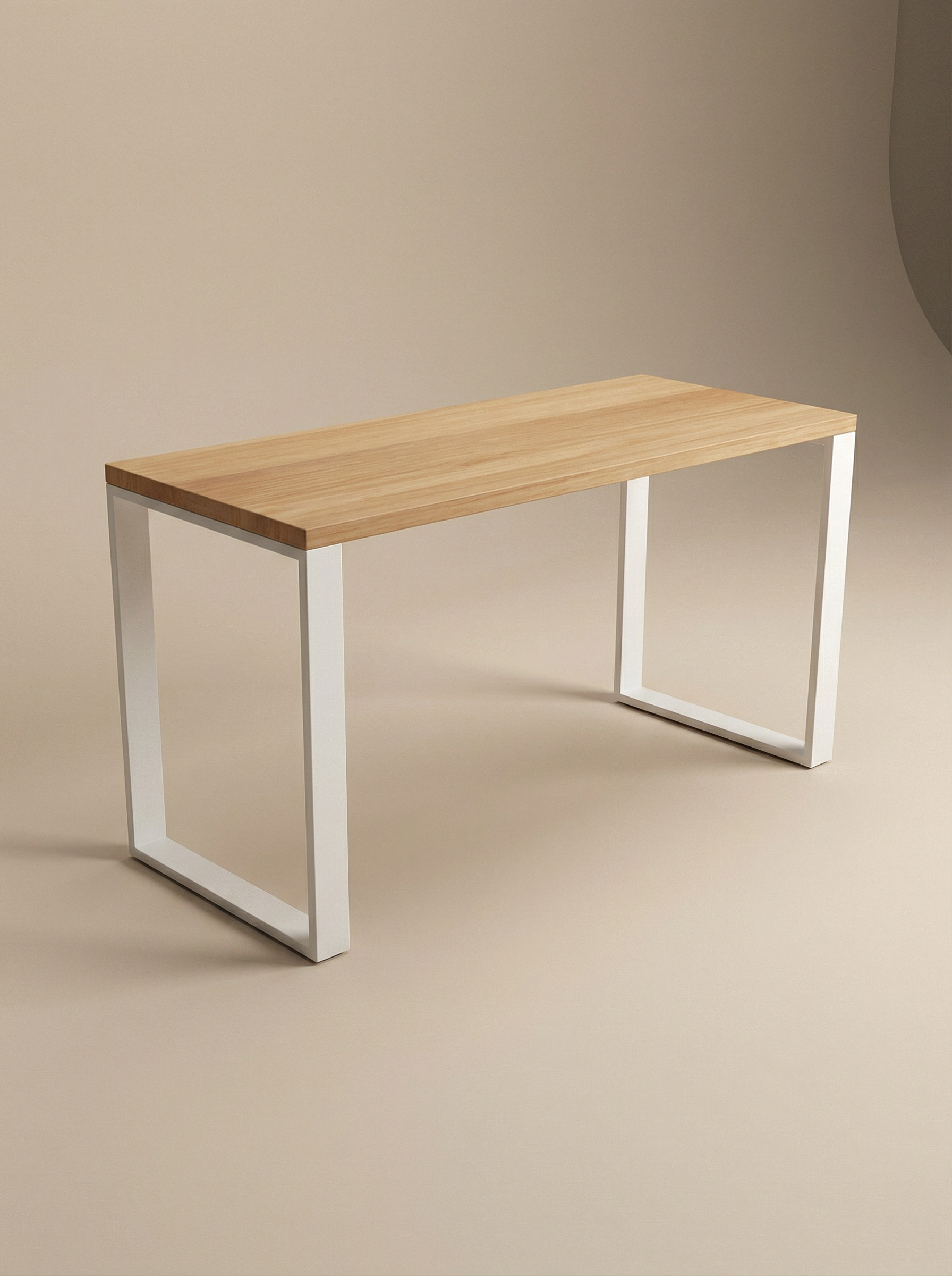 Scrivania in legno con piedi in ferro bianco, design essenziale per ufficio e home office