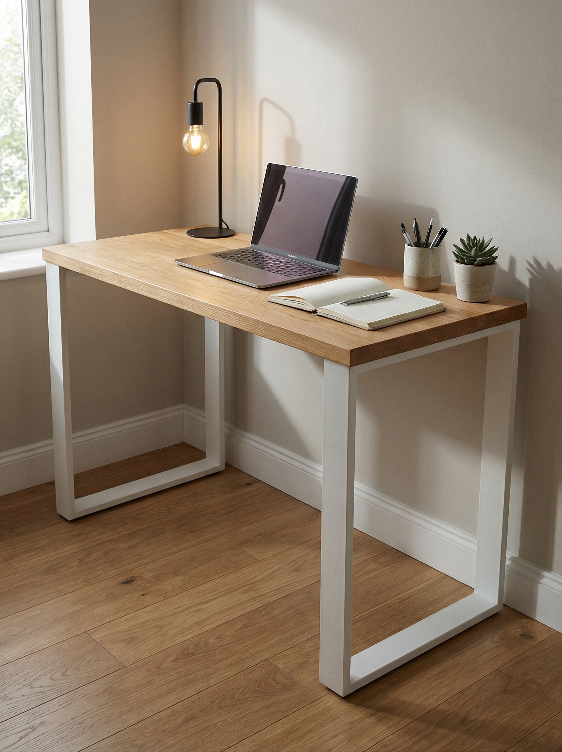Scrivania in legno con piedi in ferro bianco, design essenziale per ufficio e home office